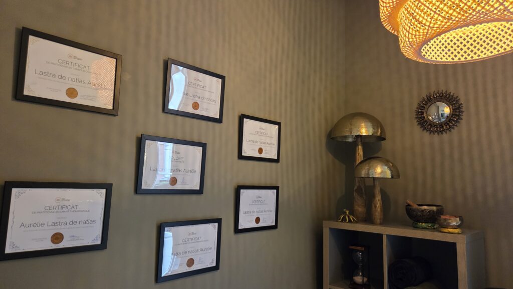Diplômes et de Sonothérapie affichés dans le cabinet de Aurélie Lastra de Natias